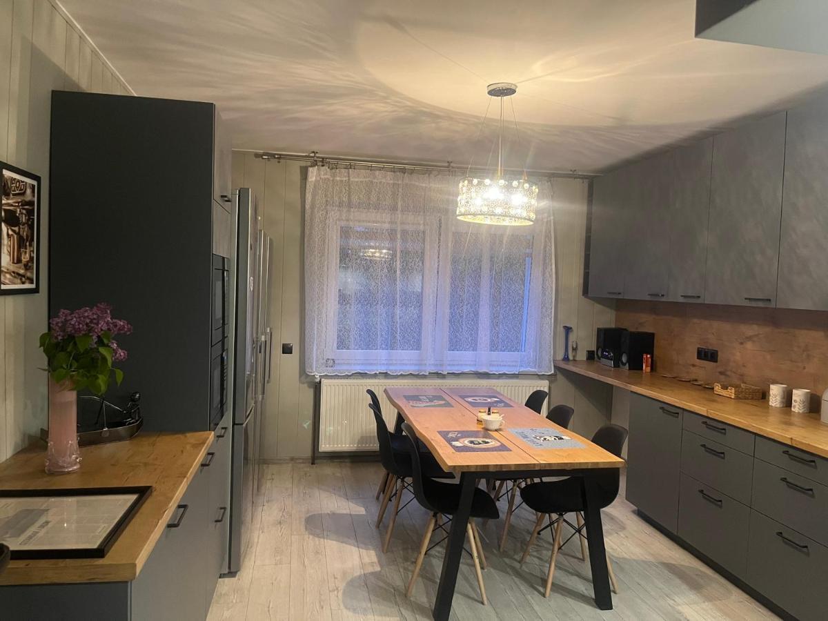 Happy 4 Lejlighedshotel Krosno Eksteriør billede
