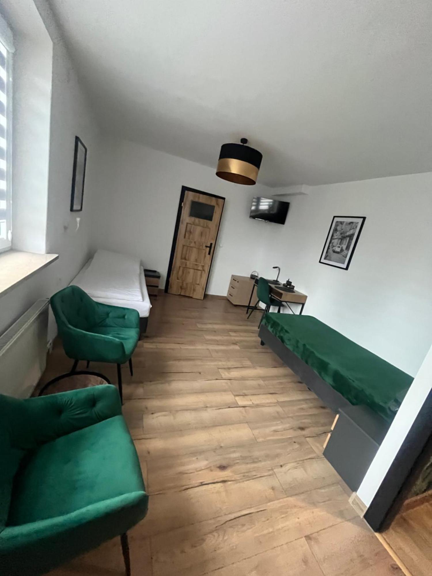 Happy 4 Lejlighedshotel Krosno Eksteriør billede
